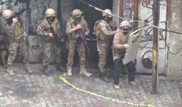 Komşusunu rehin alan silahlı saldırganı Özel Harekat Polisleri etkisi hale getirdi! O anlar kamerada Komşusunu rehin alan silahlı saldırganı Özel Harekat Polisleri etkisi hale getirdi! O anlar kamerada