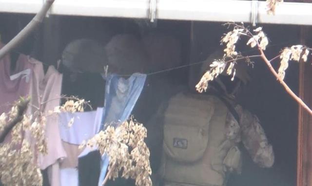 Komşusunu rehin alan silahlı saldırganı Özel Harekat Polisleri etkisi hale getirdi! O anlar kamerada Komşusunu rehin alan silahlı saldırganı Özel Harekat Polisleri etkisi hale getirdi! O anlar kamerada