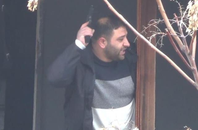 Komşusunu rehin alan silahlı saldırganı Özel Harekat Polisleri etkisi hale getirdi! O anlar kamerada Komşusunu rehin alan silahlı saldırganı Özel Harekat Polisleri etkisi hale getirdi! O anlar kamerada