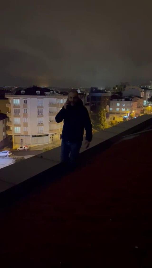 Kumar baskınında çatıya çıkan şüpheli 'Telefonum çekmiyor' diyerek polisi kandırmaya çalıştı
