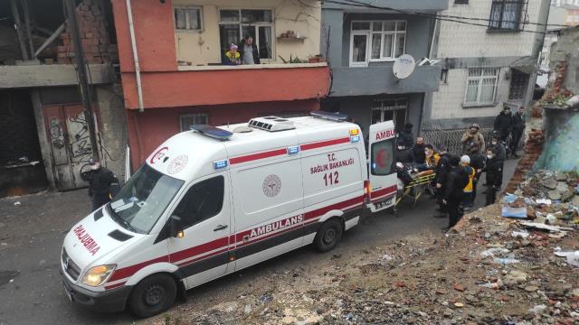 Şişli'de silahla ailesini rehin alan saldırgan, Polis Özel Harekat polisleri tarafından düzenlenen operasyonla vurularak etkisiz hale getirildi.