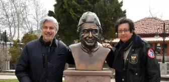 Uygur kardeşler Akşehir'de babalarının büstünü görünce duygulu anlar yaşadı