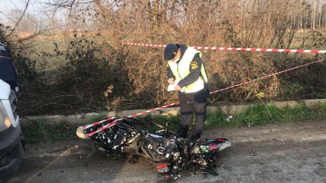 Yola dökülen çamura takılan 20 yaşındaki motosiklet sürücüsü hayatını kaybetti Yola dökülen çamura takılan 20 yaşındaki motosiklet sürücüsü hayatını kaybetti