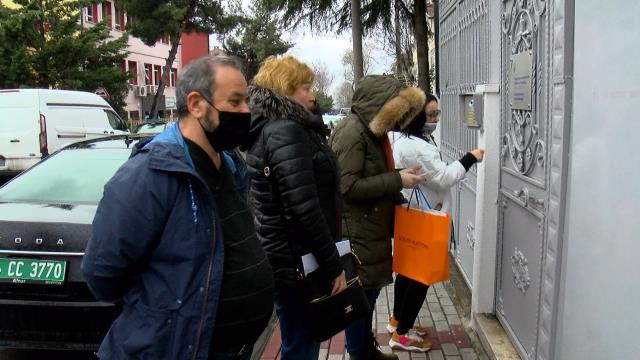 Ailelerini kurtarmak isteyen Ukraynalılar İstanbul-Ukrayna Başkonsolosluğu'na koştu Ailelerini kurtarmak isteyen Ukraynalılar İstanbul-Ukrayna Başkonsolosluğu'na koştu