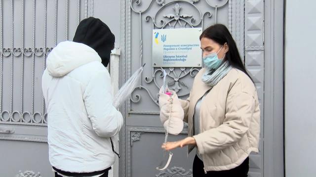 Ailelerini kurtarmak isteyen Ukraynalılar İstanbul-Ukrayna Başkonsolosluğu'na koştu Ailelerini kurtarmak isteyen Ukraynalılar İstanbul-Ukrayna Başkonsolosluğu'na koştu