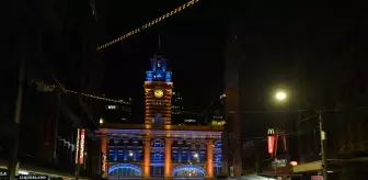 Avustralya'nın Melbourne kenti Ukrayna'ya destek için sarı-mavi renklerle ışıklandırıldı