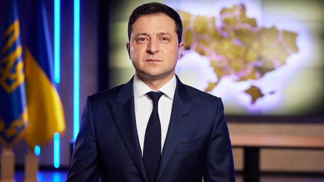 CNN muhabiri harekata canlı yayında yakalandı! Kiev'deki bomba seslerinden kaçışı kameralara yansıdı