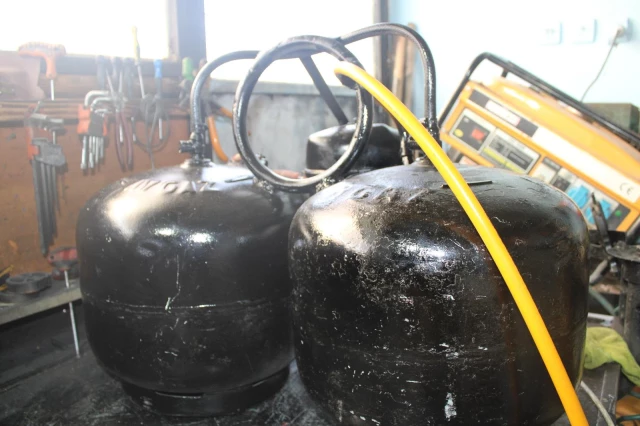 Ordulu motor tamircisi, bir çay bardağı benzinle 5 saat yanan gaz üretti