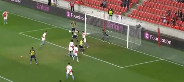 Taraftar artık ağlanacak hale gülüyor! Fenerbahçe'nin yediği gol dalga konusu oldu