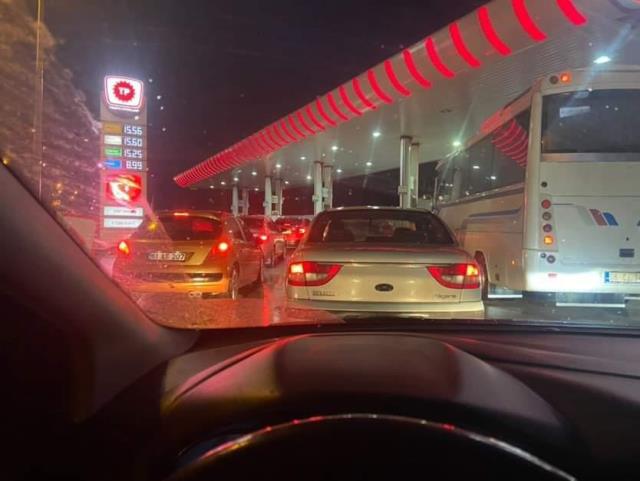Akaryakıta okkalı zam geldi, vatandaşlar istasyonlarda uzun kuyruklar oluşturdu Akaryakıta okkalı zam geldi, vatandaşlar istasyonlarda uzun kuyruklar oluşturdu