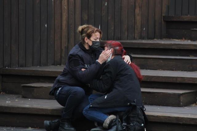 Annenin en acı teşhisi... Fenalık geçiren anneyi iki kadın polis memuru sarılarak teselli etmeye çalıştı