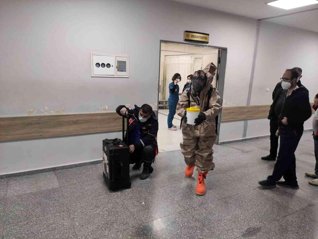 Diyarbakır'da kola içine 'siyanür' katarak intihara kalkışan genç tedavi altına alındı Diyarbakır'da kola içine 'siyanür' katarak intihara kalkışan genç tedavi altına alındı