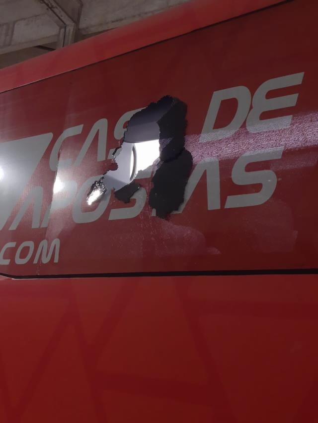 Eski Trabzonsporlu Rodallega'nın olduğu otobüse bombalı saldırı! Yaralı futbolcular var