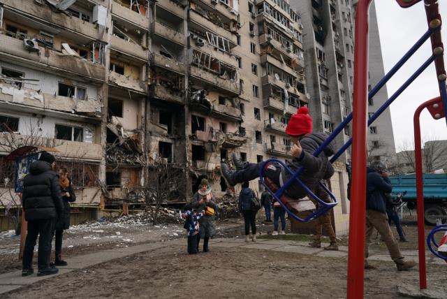 Görüntü, Rus işgali altındaki Ukrayna'dan! Harabeye dönen evin önündeki parkta oynayan çocuk yürek sızlattı Görüntü, Rus işgali altındaki Ukrayna'dan! Harabeye dönen evin önündeki parkta oynayan çocuk yürek sızlattı