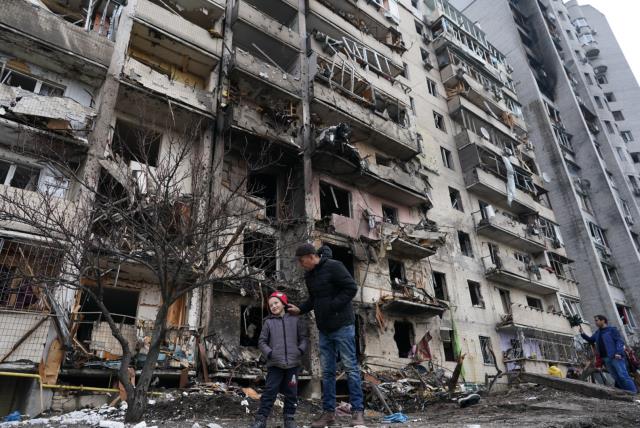 Görüntü, Rus işgali altındaki Ukrayna'dan! Harabeye dönen evin önündeki parkta oynayan çocuk yürek sızlattı Görüntü, Rus işgali altındaki Ukrayna'dan! Harabeye dönen evin önündeki parkta oynayan çocuk yürek sızlattı