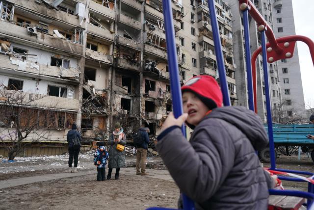 Görüntü, Rus işgali altındaki Ukrayna'dan! Harabeye dönen evin önündeki parkta oynayan çocuk yürek sızlattı Görüntü, Rus işgali altındaki Ukrayna'dan! Harabeye dönen evin önündeki parkta oynayan çocuk yürek sızlattı