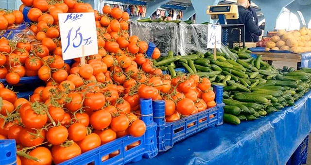 Semt pazarlarında bazı sebze fiyatlarında düşüş yaşanıyor... Pazarda 15 TL, markette 25 TL Semt pazarlarında bazı sebze fiyatlarında düşüş yaşanıyor... Pazarda 15 TL, markette 25 TL