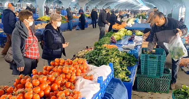 Semt pazarlarında bazı sebze fiyatlarında düşüş yaşanıyor... Pazarda 15 TL, markette 25 TL Semt pazarlarında bazı sebze fiyatlarında düşüş yaşanıyor... Pazarda 15 TL, markette 25 TL