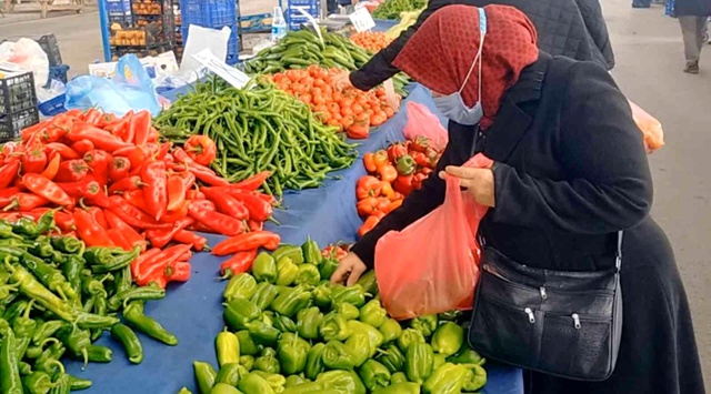 Semt pazarlarında bazı sebze fiyatlarında düşüş yaşanıyor... Pazarda 15 TL, markette 25 TL Semt pazarlarında bazı sebze fiyatlarında düşüş yaşanıyor... Pazarda 15 TL, markette 25 TL