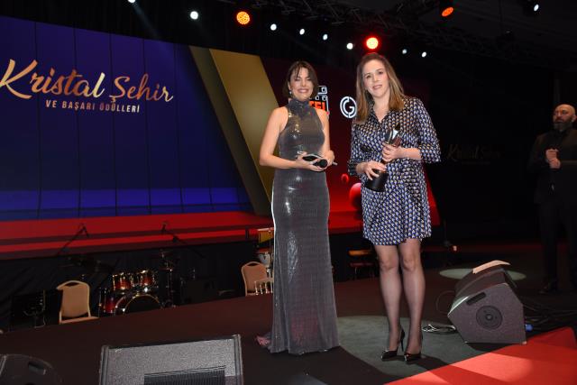 Türkiye Kristal Şehir ve Başarı Ödülleri sahiplerini buldu! Yılın haber sitesi ödülü Haberler.com'un oldu
