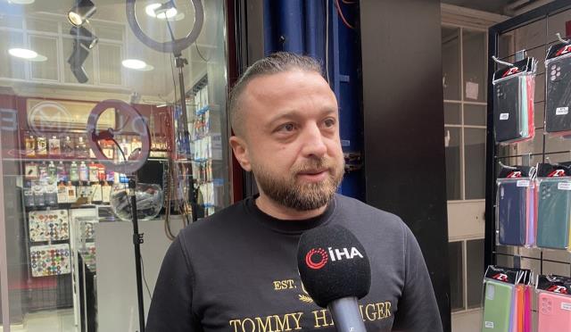 'Ben de esnafım' diyerek hayırlı olsuna gitti, 40 bin TL'lik telefonla kayıplara karıştı 'Ben de esnafım' diyerek hayırlı olsuna gitti, 40 bin TL'lik telefonla kayıplara karıştı