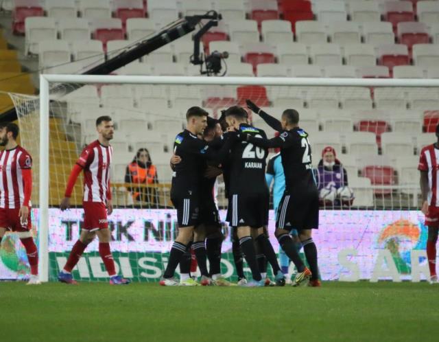 Kara Kartal'ın bileği bükülmüyor! Beşiktaş, Sivas karşısında seriyi bozmadı Kara Kartal'ın bileği bükülmüyor! Beşiktaş, Sivas karşısında seriyi bozmadı