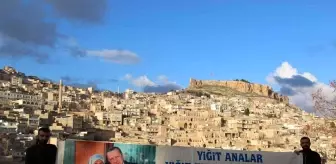 Mardinli gençler Cumhurbaşkanı Erdoğan'ın doğum gününü pankart açarak kutladı