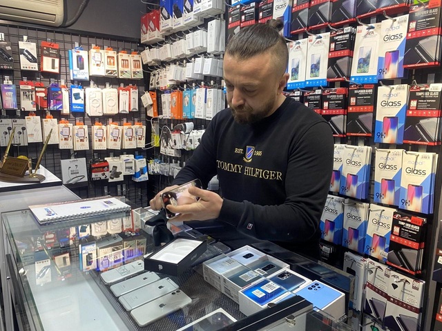 Ben de esnafım diyerek yeni esnafı dolandıran hırsız 40 bin liralık telefon çaldı Ben de esnafım diyerek yeni esnafı dolandıran hırsız 40 bin liralık telefon çaldı