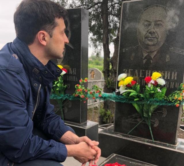 Putin, onu Nazi olmakla suçluyor ama gerçekler başka! Zelenski ailesi Yahudi soykırımın kurbanlarından, büyükbabası ailede sağ kalan tek kişi! Putin, onu Nazi olmakla suçluyor ama gerçekler başka! Zelenski ailesi Yahudi soykırımın kurbanlarından, büyükbabası ailede sağ kalan tek kişi!