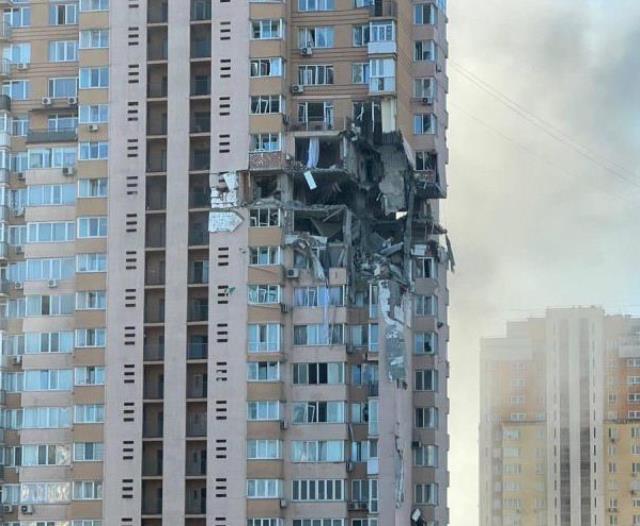 Rus ordusu Kiev'i ele geçirmek için sivil halkın yaşadığı apartmanları bombalamaya başladı Rus ordusu Kiev'i ele geçirmek için sivil halkın yaşadığı apartmanları bombalamaya başladı