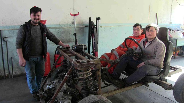 İki kardeş hurdadan 10 bin liraya araç yaptı! 80 kilometrede 3 litre yakıt harcıyor