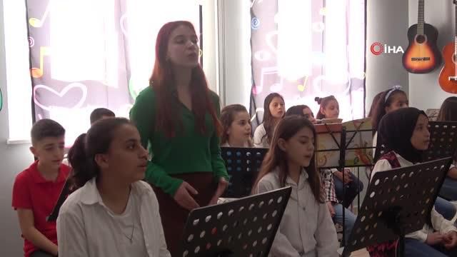 Merve Özbey, kızının doğum günü anısına Mardin'deki bir okula müzik atölyesi yaptırdı