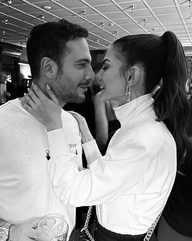 Demet'in doğum günü şıklığı! Önden sade olan elbisenin bir de arkasını görün Demet'in doğum günü şıklığı! Önden sade olan elbisenin bir de arkasını görün