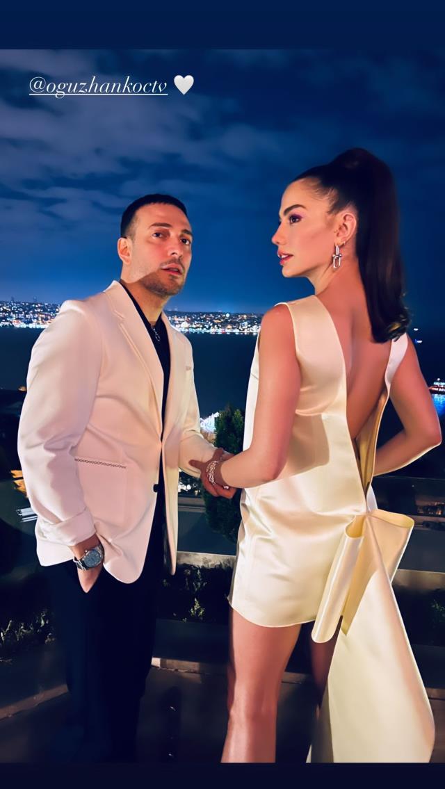 Demet'in doğum günü şıklığı! Önden sade olan elbisenin bir de arkasını görün Demet'in doğum günü şıklığı! Önden sade olan elbisenin bir de arkasını görün