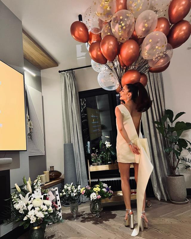 Demet'in doğum günü şıklığı! Önden sade olan elbisenin bir de arkasını görün Demet'in doğum günü şıklığı! Önden sade olan elbisenin bir de arkasını görün