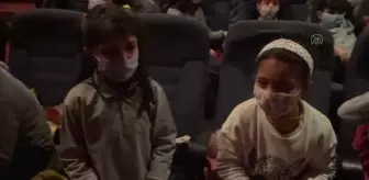İzmirli iş kadını dezavantajlı bölgelerde yaşayan çocukları tiyatroyla tanıştırıyor