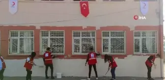 Kızılay gönüllüleri köy okulunu onardı