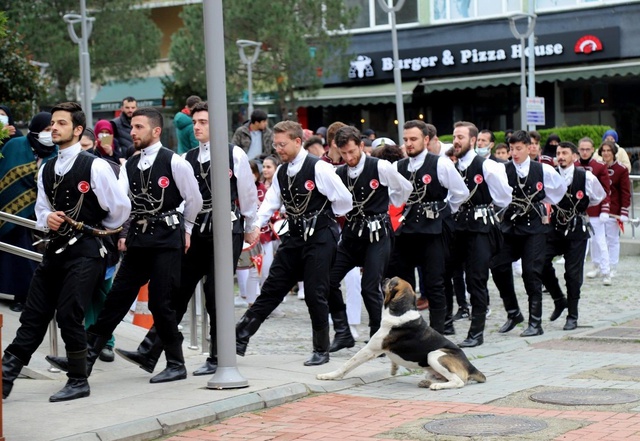 Trabzon'da yaşayan köpek, kemençe sesini duyunca yerinde duramadı! İşte o anlar Trabzon'da yaşayan köpek, kemençe sesini duyunca yerinde duramadı! İşte o anlar