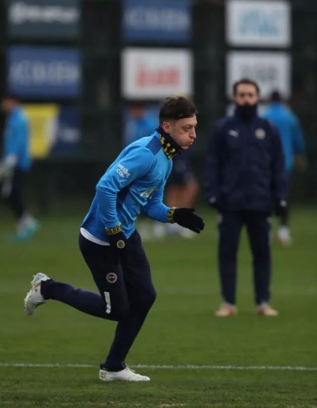 Mesut Özil kadroya alınmadı! İsmail Kartal'dan şaşırtan plan