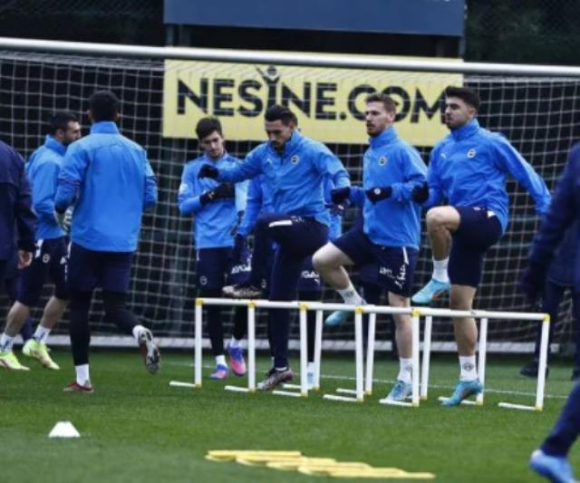 Mesut Özil kadroya alınmadı! İsmail Kartal'dan şaşırtan plan