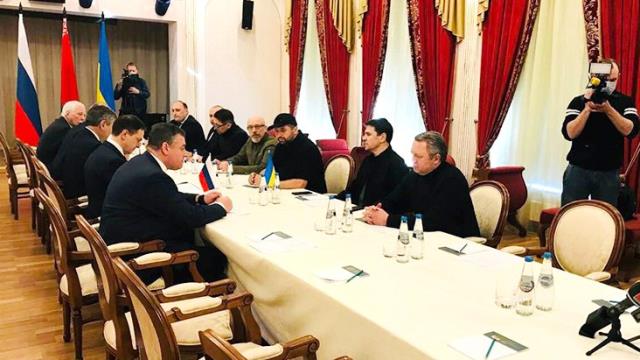 Rusya ve Ukrayna arasındaki müzakereden ilk görüntüler geldi Rusya ve Ukrayna arasındaki müzakereden ilk görüntüler geldi