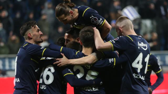 Süper Lig'in 27. haftasında Fenerbahçe, Kasımpaşa'yı 2-1 mağlup etti Süper Lig'in 27. haftasında Fenerbahçe, Kasımpaşa'yı 2-1 mağlup etti