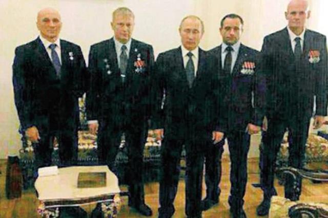Times'dan bomba iddia: Putin, Zelenski'yi öldürtmek için Afrika'dan 400 kişilik Wagner grubunu getirtti Times'dan bomba iddia: Putin, Zelenski'yi öldürtmek için Afrika'dan 400 kişilik Wagner grubunu getirtti