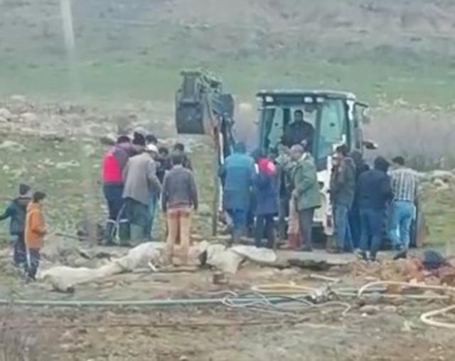 Toprağın altından gelen inleme sesleri koca köyü ayağa kaldırdı, iş makineleri hemen bölgeyi kazdı Toprağın altından gelen inleme sesleri koca köyü ayağa kaldırdı, iş makineleri hemen bölgeyi kazdı