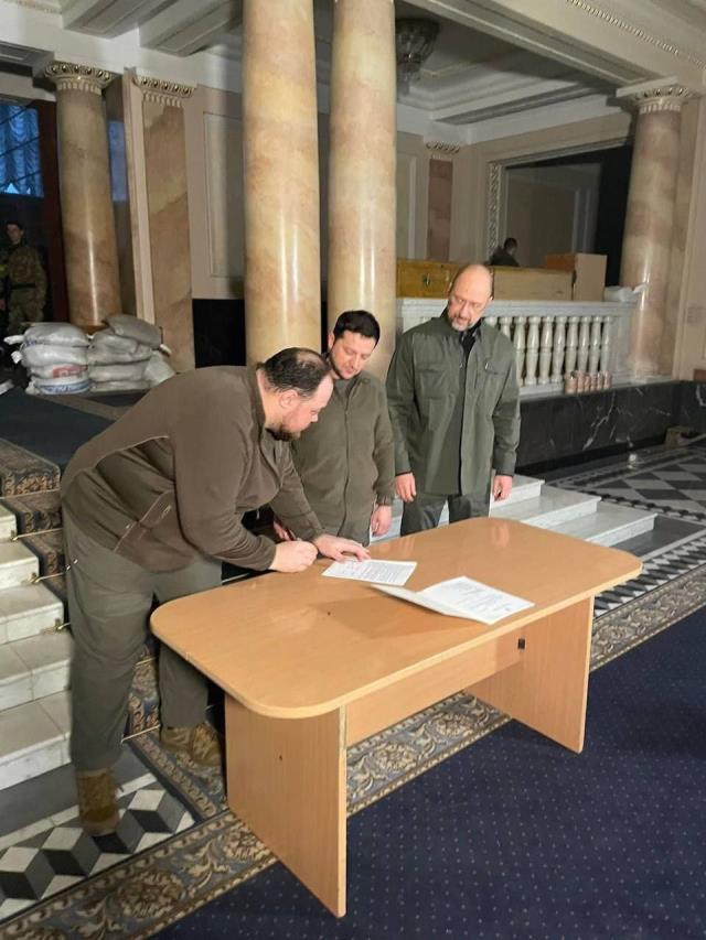 Zelenskiy, Ukrayna'nın Avrupa Birliği'ne katılımı için resmi başvuruyu imzaladı