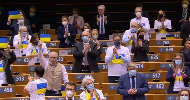 Avrupa Parlamentosu'nda konuşan Ukrayna lideri Zelenski ayakta alkışlandı