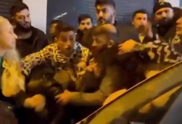 İstanbul'un göbeğinde kavgaya tutuşan kadınlar, birbirlerinin saçlarını bir türlü bırakmadı İstanbul'un göbeğinde kavgaya tutuşan kadınlar, birbirlerinin saçlarını bir türlü bırakmadı