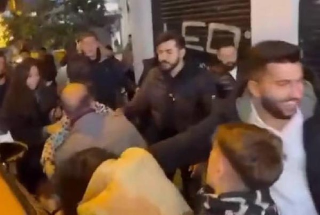 İstanbul'un göbeğinde kavgaya tutuşan kadınlar, birbirlerinin saçlarını bir türlü bırakmadı İstanbul'un göbeğinde kavgaya tutuşan kadınlar, birbirlerinin saçlarını bir türlü bırakmadı