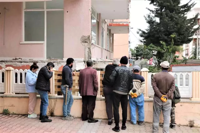 Ceset üzerinde yapılan çalışmaları görmek isteyen vatandaşlar kamyonun üstüne çıktı Ceset üzerinde yapılan çalışmaları görmek isteyen vatandaşlar kamyonun üstüne çıktı