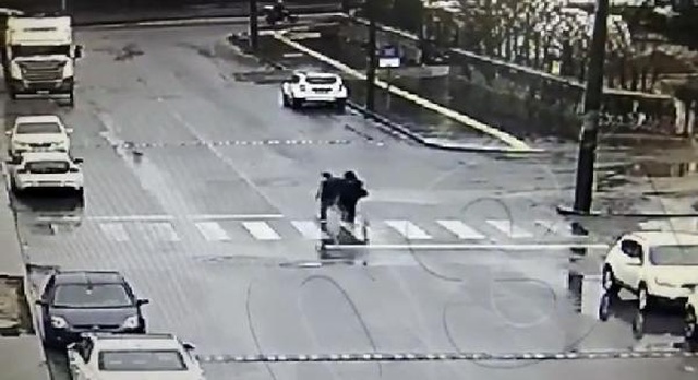 Görme engelli adama yardım etme bahanesiyle cep telefonunu çaldı Görme engelli adama yardım etme bahanesiyle cep telefonunu çaldı